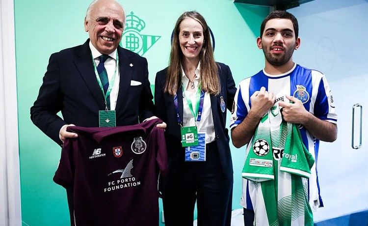 El detalle del Betis con un aficionado del Oporto con autismo El detalle del Betis con un aficionado del Oporto con autismo