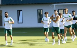El Betis regresa al trabajo con caras de felicidad y pensando en el Barcelona El Betis regresa al trabajo con caras de felicidad y pensando en el Barcelona