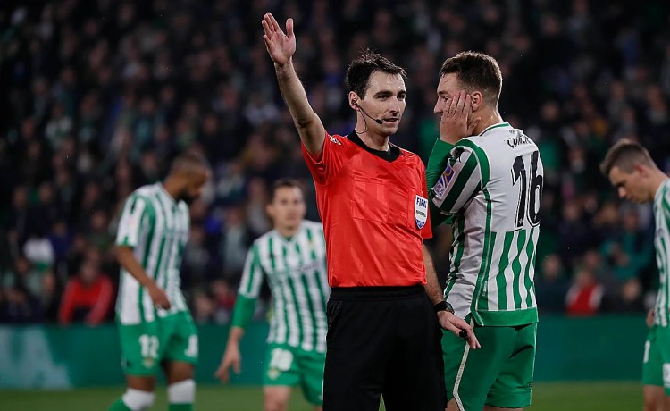 Dos años y medio sin ganar con De Burgos Bengoetxea, árbitro del Betis – Barcelona Dos años y medio sin ganar con De Burgos Bengoetxea, árbitro del Betis – Barcelona