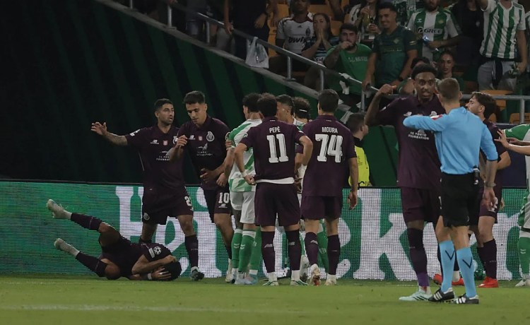 El Betis, pendiente del acta y el expediente de la UEFA por el lanzamiento de objetos y el encendido de bengalas en la Cartuja El Betis, pendiente del acta y el expediente de la UEFA por el lanzamiento de objetos y el encendido de bengalas en la Cartuja