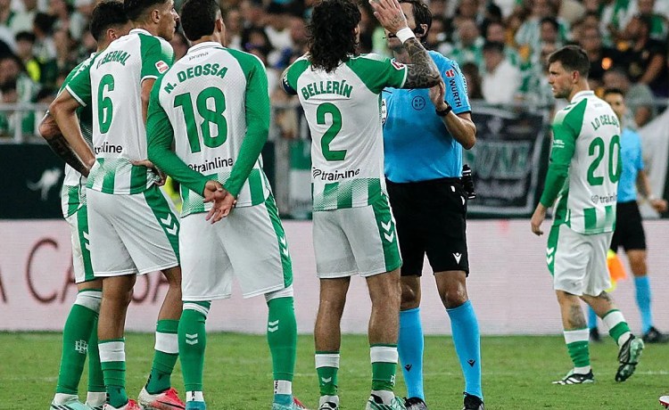 Bellerín y las polémicas del Betis – Barcelona: «Hay dos jugadas dudosas y una la castiga y otra la premia» Bellerín y las polémicas del Betis – Barcelona: «Hay dos jugadas dudosas y una la castiga y otra la premia»