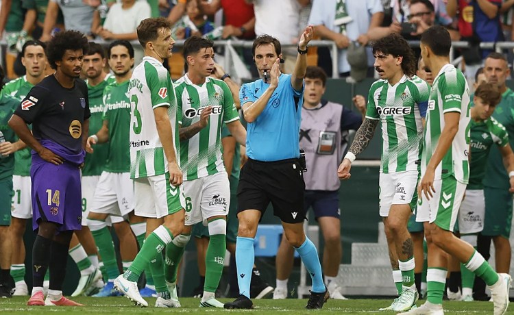 El cambio de tendencia de De Burgos con el Betis después del «derbi del palo» El cambio de tendencia de De Burgos con el Betis después del «derbi del palo»