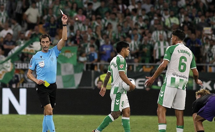El Betis estudiará este lunes las alegaciones al acta de De Burgos por la expulsión de Facundo El Betis estudiará este lunes las alegaciones al acta de De Burgos por la expulsión de Facundo
