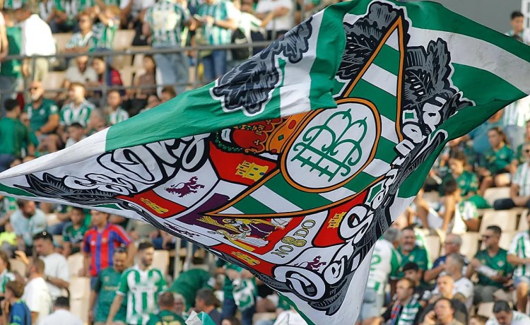 El Betis avisa del riesgo de que la UEFA castigue a sus aficionados sin viajar a Dortmund si hay incidentes ante el Feyenoord El Betis avisa del riesgo de que la UEFA castigue a sus aficionados sin viajar a Dortmund si hay incidentes ante el Feyenoord