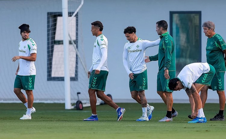 Cucho no se entrena con el grupo a dos días del Betis – Feyenoord Cucho no se entrena con el grupo a dos días del Betis – Feyenoord