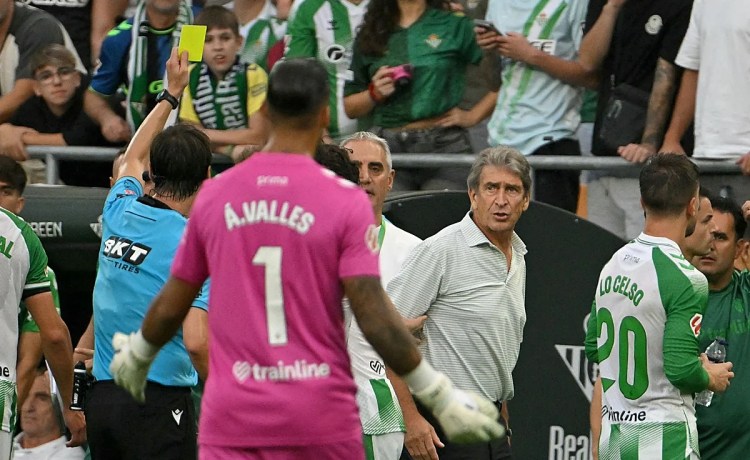 La protesta de Pellegrini al gol anulado a Lo Celso: «Anda ya, cómo vas a pitar una mano que está a cuarenta metros» La protesta de Pellegrini al gol anulado a Lo Celso: «Anda ya, cómo vas a pitar una mano que está a cuarenta metros»