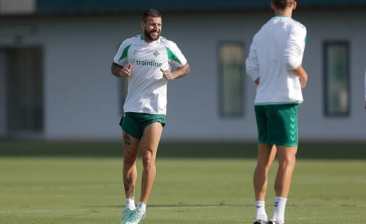 Aitor, novedad en la convocatoria del Betis ante el Feyenoord Aitor, novedad en la convocatoria del Betis ante el Feyenoord