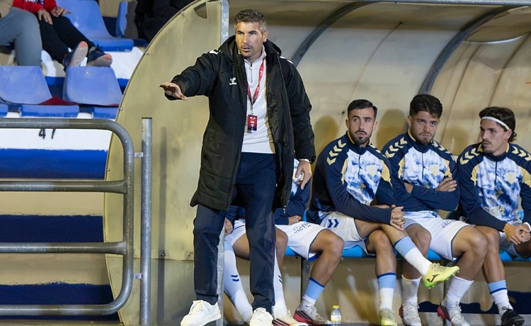 Funes, entrenador del Málaga, revela que trabajan una jugada ensayada que recibe el nombre de Isco: «No estábamos pensando que nos enfrentaríamos a él» Funes, entrenador del Málaga, revela que trabajan una jugada ensayada que recibe el nombre de Isco: «No estábamos pensando que nos enfrentaríamos a él»