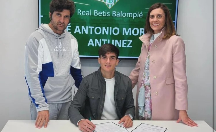 El hijo de Morante de la Puebla firma su primer contrato profesional con el Betis> El hijo de Morante de la Puebla firma su primer contrato profesional con el Betis>