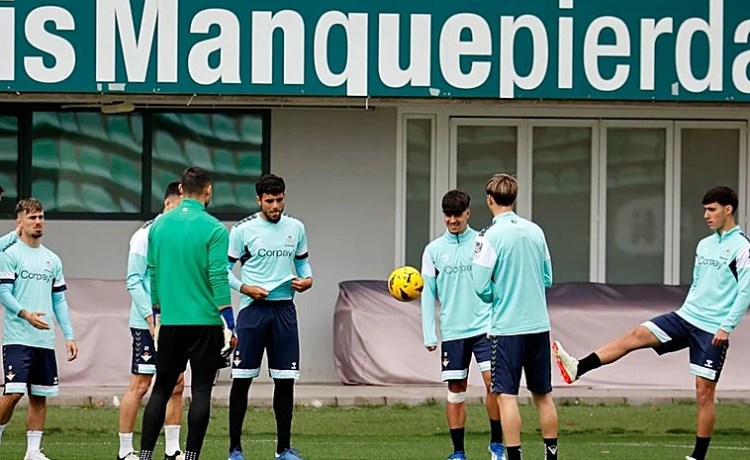 Tres defensas del filial, en la convocatoria del Betis ante el Villarreal Tres defensas del filial, en la convocatoria del Betis ante el Villarreal
