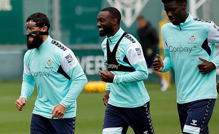 Sabaly se ejercita con el grupo y será titular en el Betis – Villarreal Sabaly se ejercita con el grupo y será titular en el Betis – Villarreal