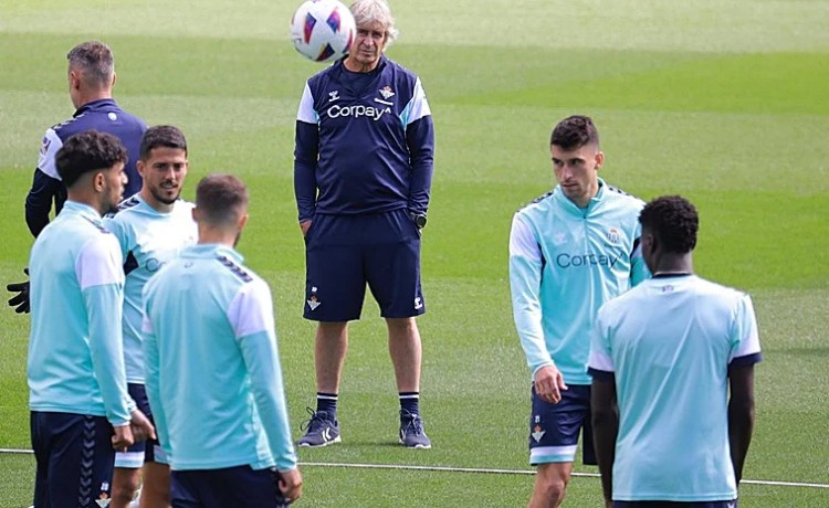 Bellerín, Chimy y Bartra, las únicas ausencias en la convocatoria del Betis para el derbi Bellerín, Chimy y Bartra, las únicas ausencias en la convocatoria del Betis para el derbi