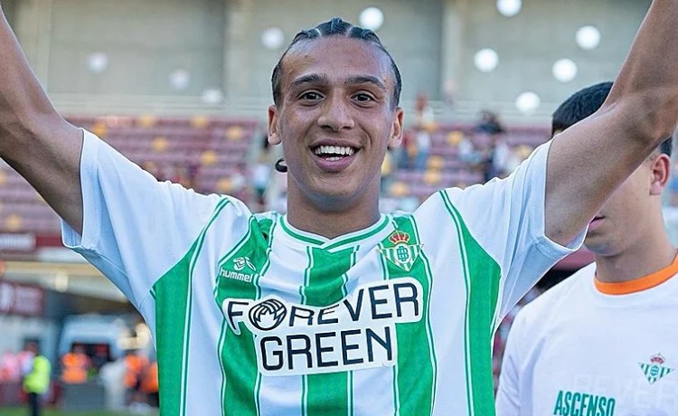 Yanis mantiene su palabra al Tenerife pese al interés del Almería Yanis mantiene su palabra al Tenerife pese al interés del Almería