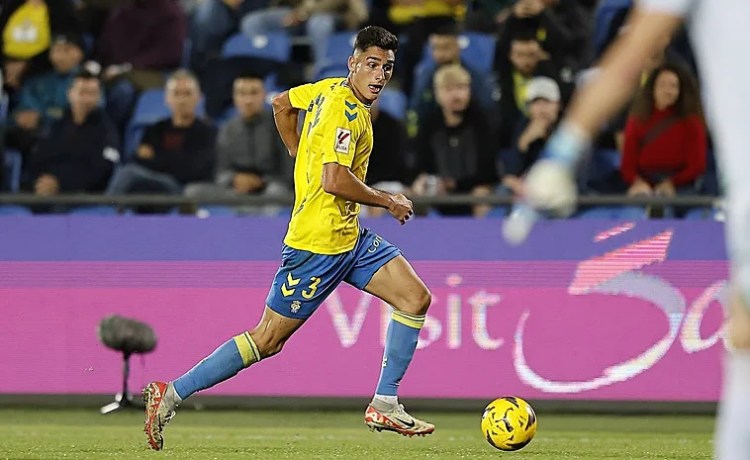 Sergi Cardona, que fue sondeado por el Betis, se marcha al Villarreal Sergi Cardona, que fue sondeado por el Betis, se marcha al Villarreal