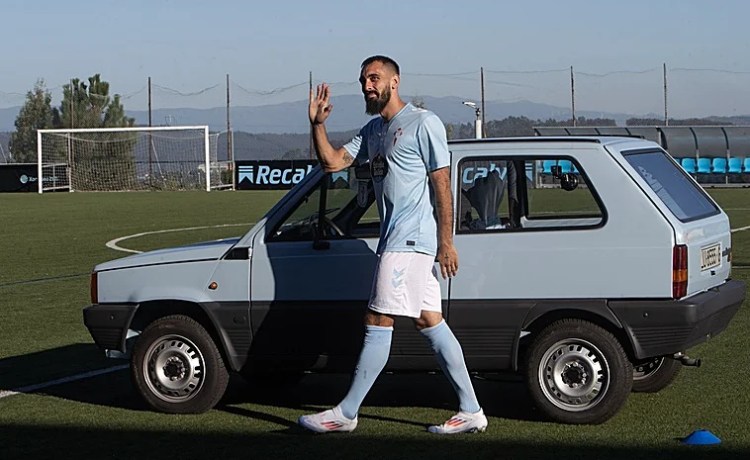 Borja Iglesias y su Panda celeste en la presentación con el Celta: «Fue idea de Isco» Borja Iglesias y su Panda celeste en la presentación con el Celta: «Fue idea de Isco»