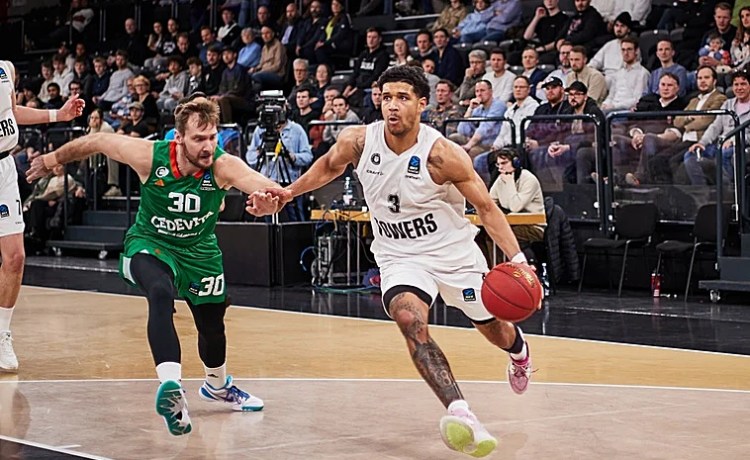El Betis Baloncesto acerca posturas con Mark Hughes El Betis Baloncesto acerca posturas con Mark Hughes
