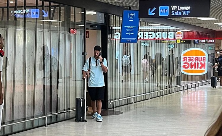 Ayoze, camino de Valencia para cerrar su contrato con el Villarreal Ayoze, camino de Valencia para cerrar su contrato con el Villarreal