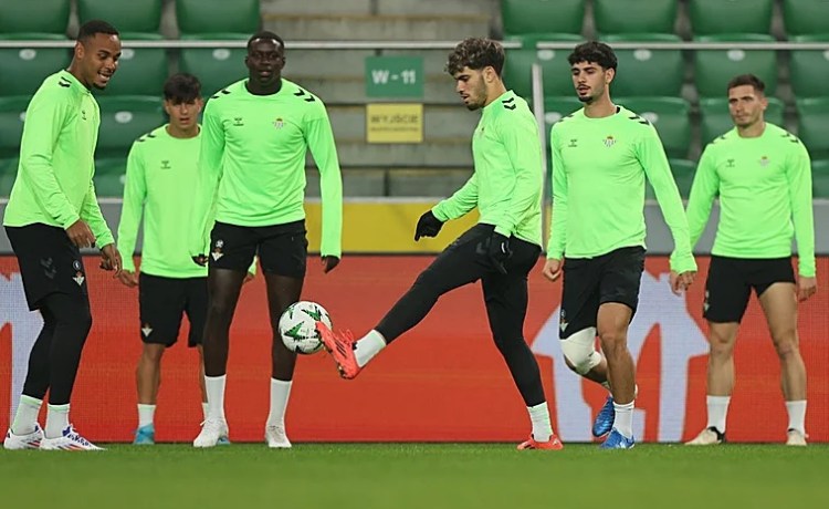 El Betis se entrena en Polonia y ya mira al derbi El Betis se entrena en Polonia y ya mira al derbi