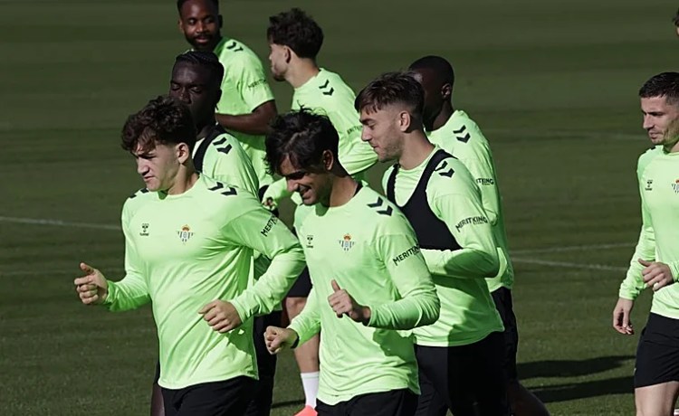 Guirao, en la convocatoria de 21 futbolistas para el Valencia – Betis Guirao, en la convocatoria de 21 futbolistas para el Valencia – Betis