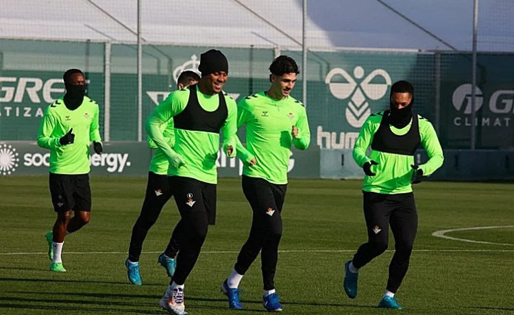 Johnny Cardoso y Reina, novedades en la lista del Betis para visitar al Petrocub Johnny Cardoso y Reina, novedades en la lista del Betis para visitar al Petrocub