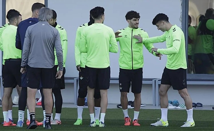 Marc Roca vuelve a entrenarse con el grupo Marc Roca vuelve a entrenarse con el grupo