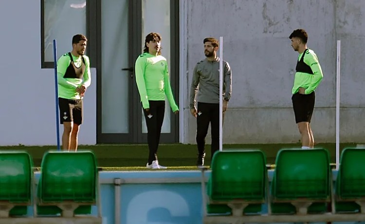 Bellerín y la búsqueda de soluciones para volver ante la ausencia de laterales en el Betis Bellerín y la búsqueda de soluciones para volver ante la ausencia de laterales en el Betis