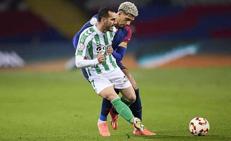 El Betis trabaja en las salidas de Juanmi y Losada para hacer sitio a un nuevo delantero El Betis trabaja en las salidas de Juanmi y Losada para hacer sitio a un nuevo delantero