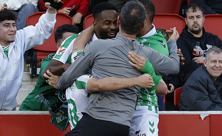 La continuidad de Bakambu no condiciona la búsqueda de otro delantero La continuidad de Bakambu no condiciona la búsqueda de otro delantero