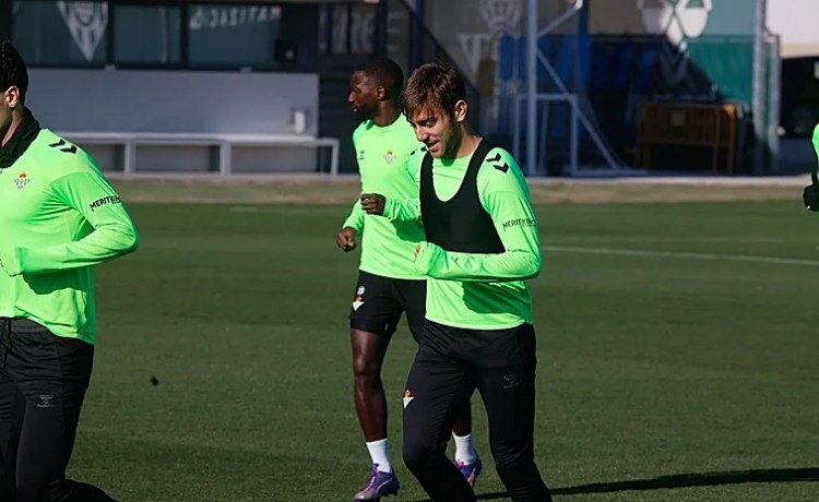El Betis ralentiza la salida de Losada con un ojo en Douvikas El Betis ralentiza la salida de Losada con un ojo en Douvikas