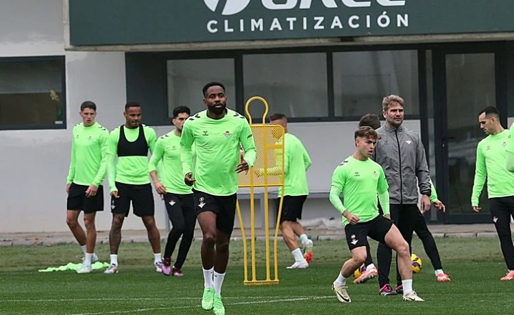Bakambu rechaza ofertas de Arabia, Japón, Turquía y Grecia para seguir en el Betis Bakambu rechaza ofertas de Arabia, Japón, Turquía y Grecia para seguir en el Betis
