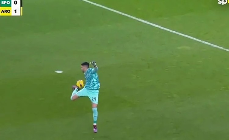 El increíble fallo de Rui Silva con el Sporting de Portugal: gol en propia puerta de tacón El increíble fallo de Rui Silva con el Sporting de Portugal: gol en propia puerta de tacón