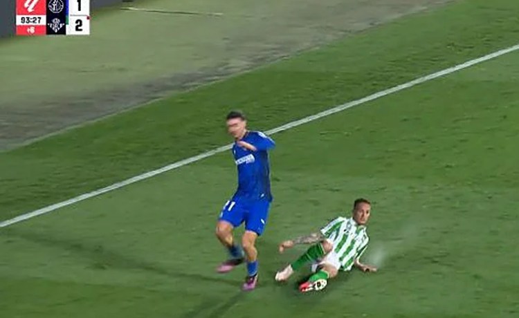 La revisable expulsión de Antony, que le dejaría sin jugar contra el Madrid La revisable expulsión de Antony, que le dejaría sin jugar contra el Madrid