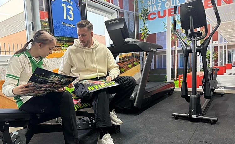 Adrián apadrina el nuevo gimnasio de la Casa Ronald McDonald de Sevilla Adrián apadrina el nuevo gimnasio de la Casa Ronald McDonald de Sevilla