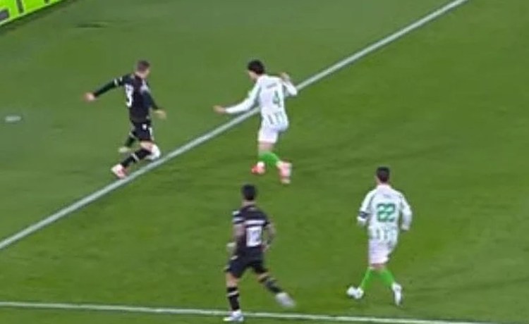 La polémica del primer gol del Vitoria: el Betis pidió que se anulara por salir el balón de banda La polémica del primer gol del Vitoria: el Betis pidió que se anulara por salir el balón de banda