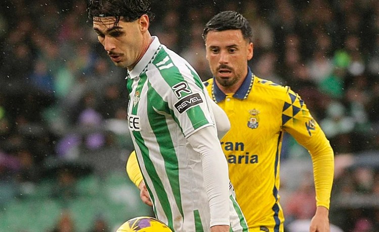 Johnny Cardoso buscó la amarilla en su cambio para llegar limpio al derbi Betis – Sevilla Johnny Cardoso buscó la amarilla en su cambio para llegar limpio al derbi Betis – Sevilla