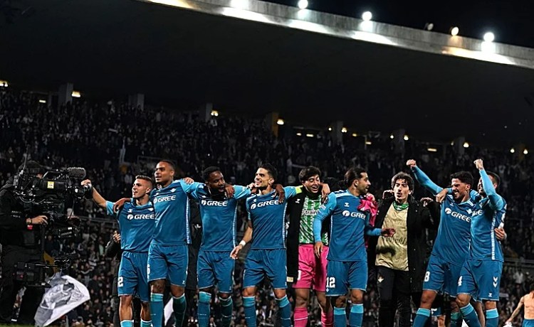 Fiesta y comunión total entre la afición y el equipo tras la clasificación para los cuartos de final Fiesta y comunión total entre la afición y el equipo tras la clasificación para los cuartos de final