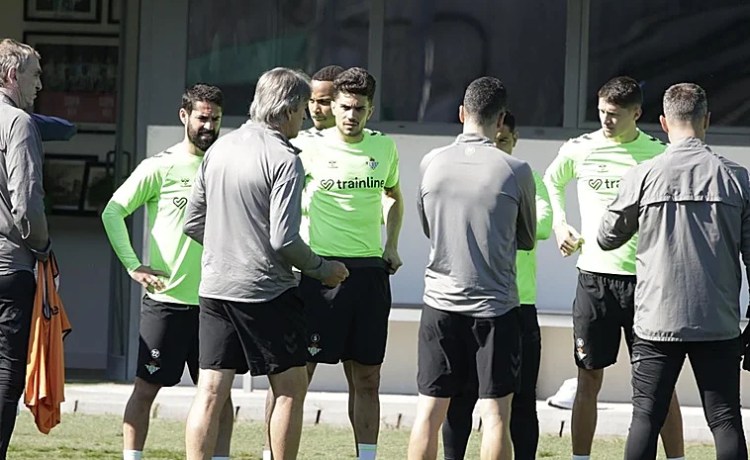 Pellegrini: «En Guimaraes entramos convencidos de que éramos más equipo que ellos y en Leganés tenemos que hacer igual» Pellegrini: «En Guimaraes entramos convencidos de que éramos más equipo que ellos y en Leganés tenemos que hacer igual»