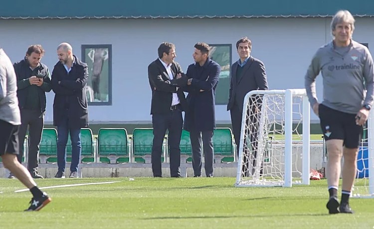 Haro, Catalán, Joaquín, Alarcón y Fajardo, presentes en el entrenamiento del Betis de cara al derbi: «Este partido lo vamos a ganar» Haro, Catalán, Joaquín, Alarcón y Fajardo, presentes en el entrenamiento del Betis de cara al derbi: «Este partido lo vamos a ganar»