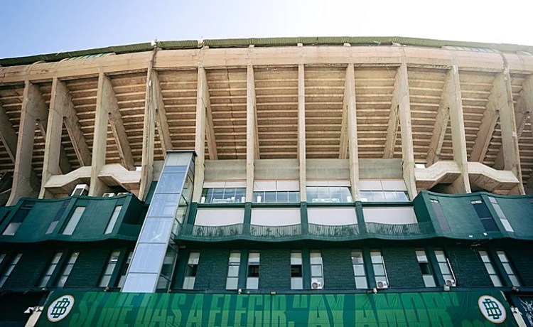 El Betis coloca una nueva pancarta en Preferencia: «Si me das a elegir. Ay, amor…» El Betis coloca una nueva pancarta en Preferencia: «Si me das a elegir. Ay, amor…»