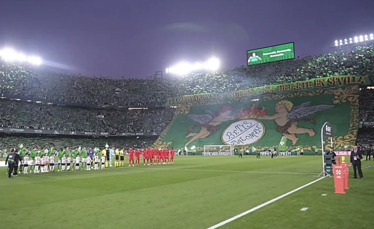 El tifo cofrade del Villamarín, versos macarenos de Rodríguez Buzón: «Te coronaron los ángeles para dejarte en Sevilla» El tifo cofrade del Villamarín, versos macarenos de Rodríguez Buzón: «Te coronaron los ángeles para dejarte en Sevilla»