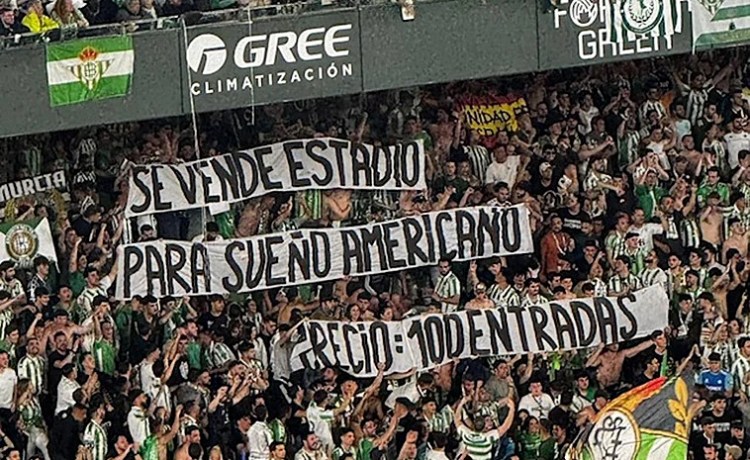 La pancarta de la afición del Betis a la del Sevilla en el derbi: «Se vende estadio para sueño americano; precio: 100 entradas» La pancarta de la afición del Betis a la del Sevilla en el derbi: «Se vende estadio para sueño americano; precio: 100 entradas»