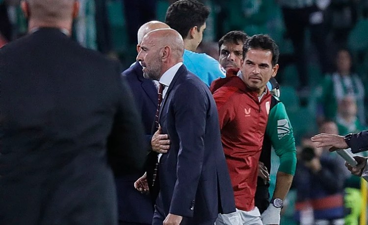 Monchi se pronuncia sobre el vídeo viral en el que habla de Isco: «Ni me vanaglorio, ni presumo de lo que dije» Monchi se pronuncia sobre el vídeo viral en el que habla de Isco: «Ni me vanaglorio, ni presumo de lo que dije»