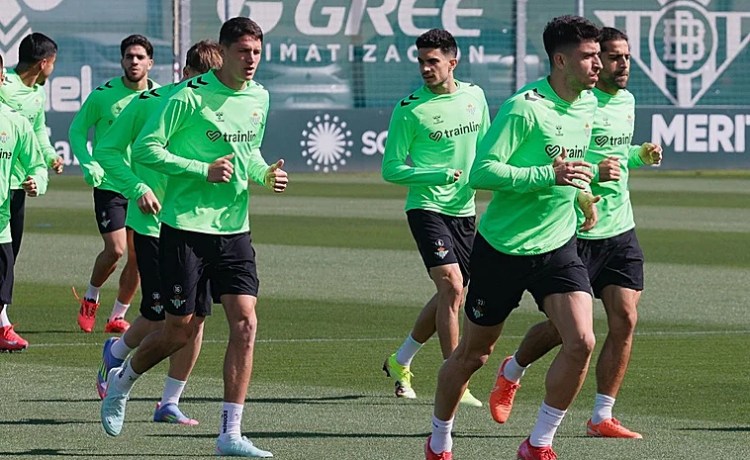 Marc Roca se retira con molestias del entrenamiento previo al Jagiellonia – Betis Marc Roca se retira con molestias del entrenamiento previo al Jagiellonia – Betis