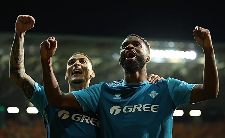 La celebración de la afición y los jugadores del Betis tras pasar a semifinales de la Conference League La celebración de la afición y los jugadores del Betis tras pasar a semifinales de la Conference League