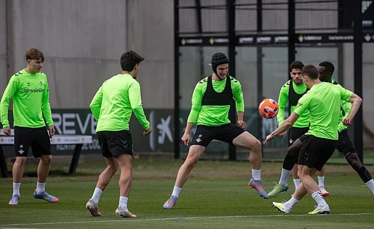 Félix Garreta se entrena con el primer equipo Félix Garreta se entrena con el primer equipo