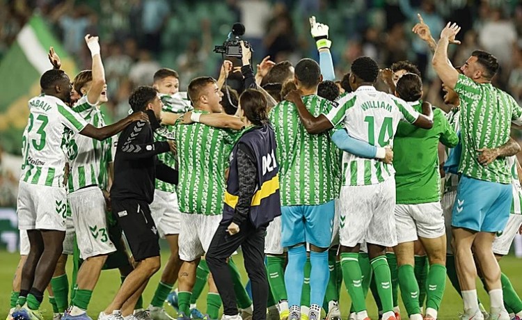 Comunión absoluta en el Villamarín antes de recibir a la Fiorentina Comunión absoluta en el Villamarín antes de recibir a la Fiorentina