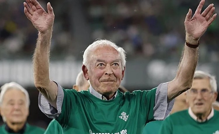 «De abuelos a nietos»: El Betis salta al césped con once de los socios ancianos más antiguos «De abuelos a nietos»: El Betis salta al césped con once de los socios ancianos más antiguos