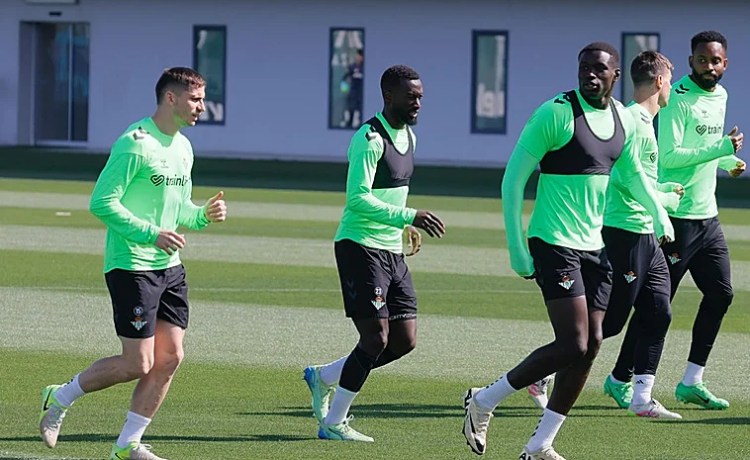 El Antwerp insiste por Mendy y el Betis rechaza la oferta El Antwerp insiste por Mendy y el Betis rechaza la oferta