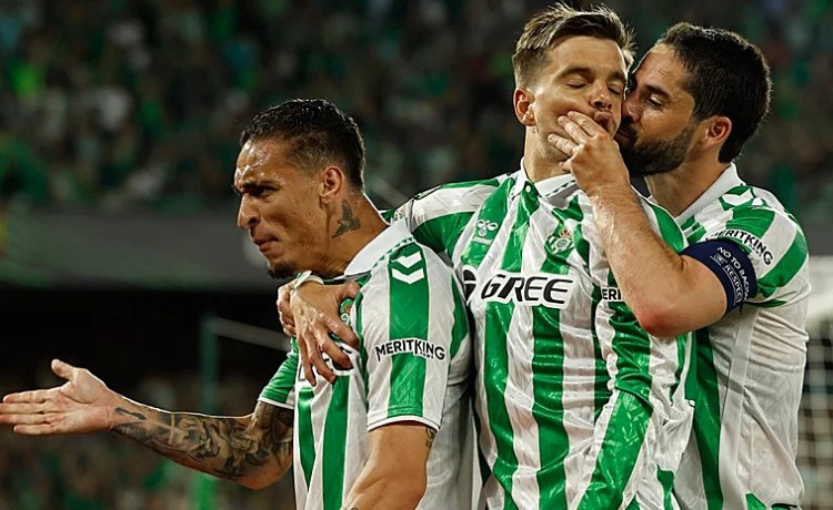 El beso de Isco a Lo Celso que hace enloquecer a la afición del Betis El beso de Isco a Lo Celso que hace enloquecer a la afición del Betis
