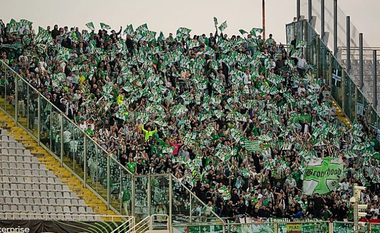 Fuertes quejas de la afición bética ante el lanzamiento de bengalas y objetos de los seguidores de la Fiorentina Fuertes quejas de la afición bética ante el lanzamiento de bengalas y objetos de los seguidores de la Fiorentina